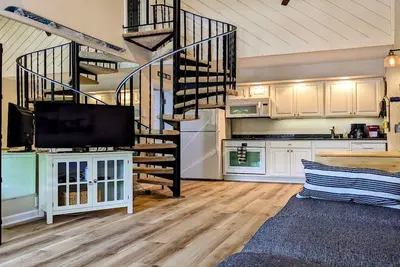 Image de Schuss Mountain! Sleeps 8, golf course, WiFi, walk to pool, steps to yellow lift