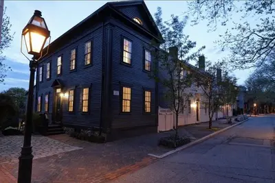 Image de Home on Benefit Street minutes from Brown, Risd, downtown
