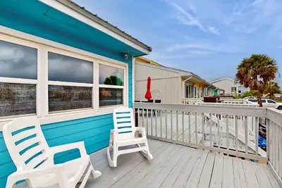 Image de Dog-Friendly, Townhome by the Beach w/ a Full Kitchen plus Front & Rear Decks