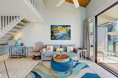 Image de Stylish, oceanfront retreat with scenic balcony, pool & fast WiFi