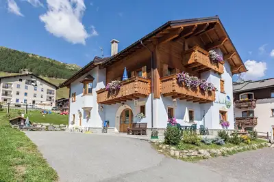 Image de Casa Azzurra avec vue sur les montagnes, Wi-Fi, balcon et jardin ; parking disponible