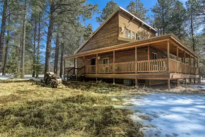 Image de Adorable ski cabin with private hot tub, wood stove, pool table & washer/dryer