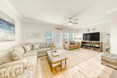 Image de Bright Townhome Steps from the Sand W/ Shared Pool, Ocean View & Private Balcony