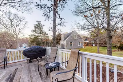 Image de Wonderful three-story home with lovely decks, firepit, fast WiFi & washer/dryer