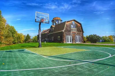 Image de Basketball Court, 100 yard chipping Range, Water Sports, Games, Firepit, bikes