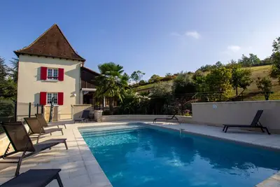 Image de Maison spacieuse avec piscine, salle de sport, et équipements complets à Villamblard
