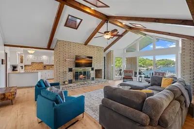 Image de Brick N Beam by SoCharm | Ranch Home w/ Great View