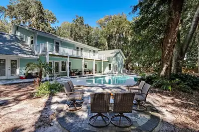 Image de Pet Friendly | 5000 Sq Ft | 2 Living Rooms & 2 Kitchens | Optional Pool Heat | Firepit | Fenced Yard