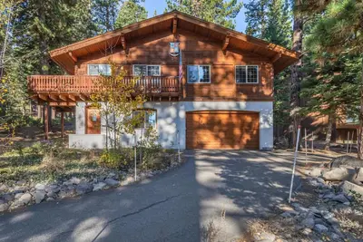 Image de Wolf's Lair by AvantStay | Private Hot Tub, Access to Northstar Resort Community