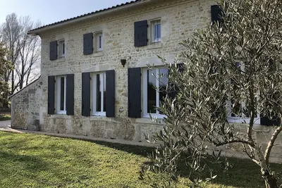 Image de maison de caractère entre vignobles et océan en Médoc