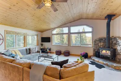 Image de Golden Summit by AvantStay | Stunning Secluded Cabin w/ Access to Tahoe Donner