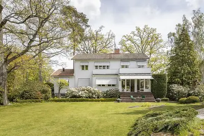 Villa idyll on Solsidan with award-winning park-like garden and lake views!