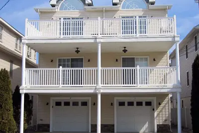 Image de Two blocks Free Beach, Tennis Courts, Play Ground, Boardwalk, Convention Cent