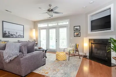 Image de 4 Bedroom Upscale Duplex with a pool!
