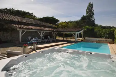 Image de Gîte à la campagne avec Piscine et Jacuzzi