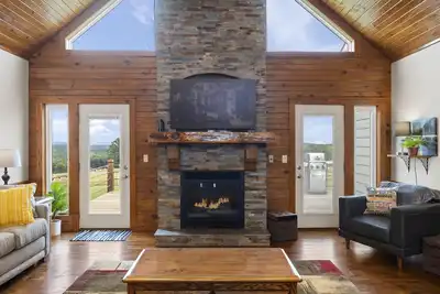 Image de Lake view house with expansive views, fireplace, walk in showers, Ember mugs.