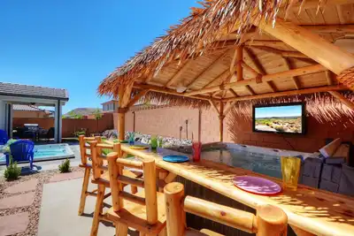 Image de Tiki Oasis at Ladera 325| Private Swimming Spa, Hot tub, and Community Pool