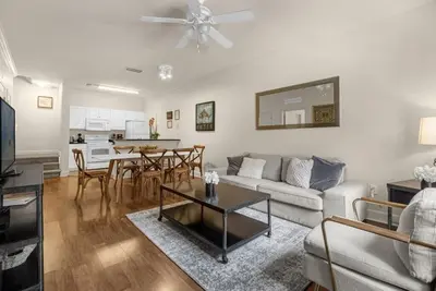 Image de 3 Bedrooms / 2 Bathrooms / Lucaya Village (8-106)