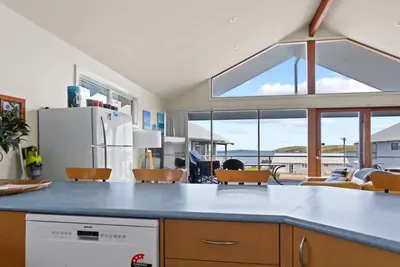 Image de Sheoak Holiday Home is an Executive Style two story holiday home located on the Esplanade