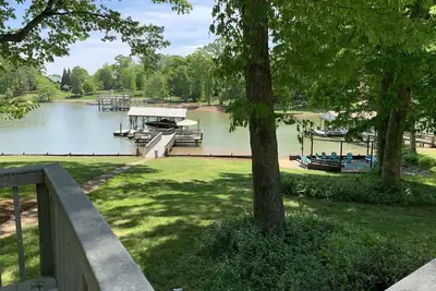 Image de Lovely waterfront home with private pier, firepit, swings, kayaks!