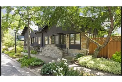 Image de Historic Tudor Meets Modern Decor in Hip Uptown