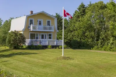 Spacious Cottage with Backyard Built for Hosting