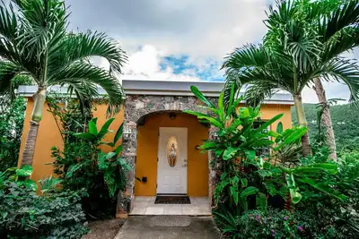 Private, Perfect for Couple's Retreat-Ocean and Valley Views