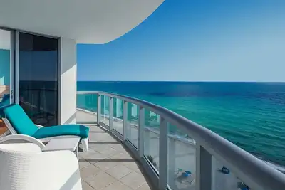 Image de Two Bedroom Oceanfront Apartment