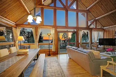 Image de Large Log Cabin w/Ocean Views, indoor/outdoor games, 5mins walk to beach