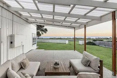 Image de Bellarine Beach shack on the Esplanade in Portarlington, beach and city views.