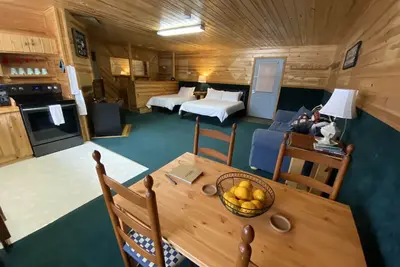 Image de Spacious Studio apartment. Private parking w\/garage.