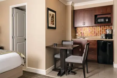 Image de Resort walking distance to Waikiki, Gym, Pool, Activities on Site