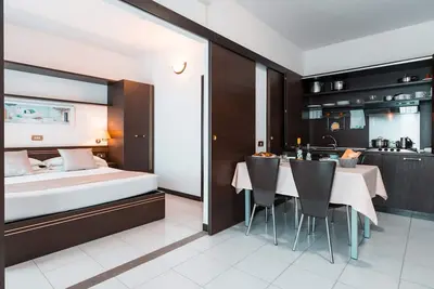 Image de Tastefully Furnished Apartment Near the Sea