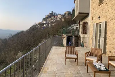 Image de Two imposing houses set round an enclosed courtyard in ancient hill-top village