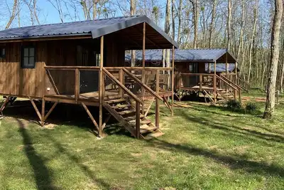 Image de 2 Cabanes en bois en pleine nature dans la forêt de Chanteloup