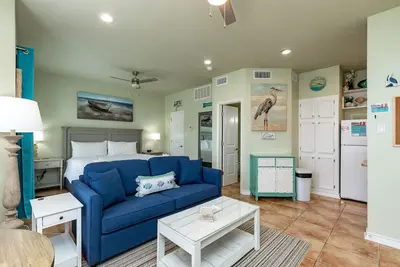 Image de Charming Studio Walking Distance to Beach Inviting You to The Coast to Relax!