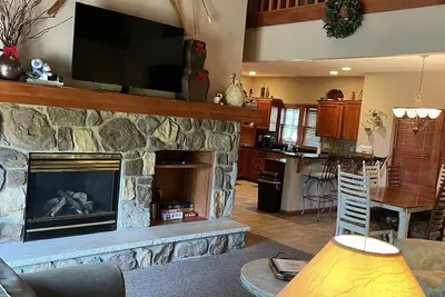 Image de 8409 Peek N Peak Slope Side Ski In/Out Golf Lift 8, Firepit