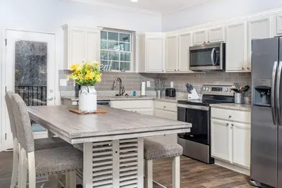 Image de Elegant Cades Cove Condo with Community Pool!