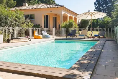 Villa Ribba. 10 pers, piscine, 10 min plage en voiture