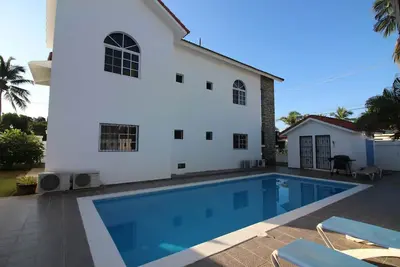 6bd villa, centrally located, guest-friendly, fully equipped, pool/Tv/fast WiFi