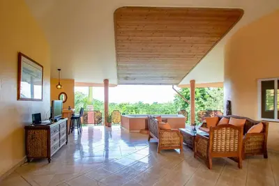 Image de Quiet 3bd villa with sea views and large garden in lush tropcial paradise!