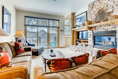 Image de Premiere 2Br Townhome - Shuttle to Slopes. Kids Ski Free! by RedAwning