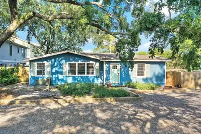 Image de Perfect beach house for your next Spring or Summer getaway.