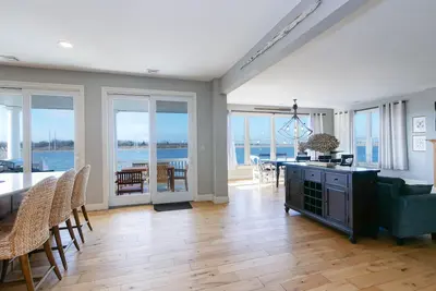 Image de Amazing Sunsets! Waterfront with 4 decks\/yard. Close to beaches\/casinos