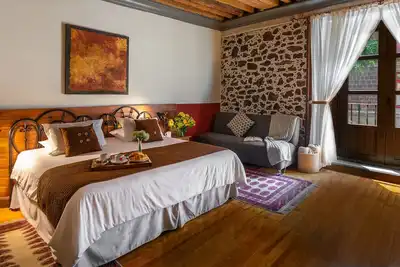 Image de Suite in Historic Building w/Balconies/Superb Location