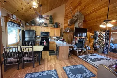 Image de 3 bed Log Cabin, w\/2 Jacuzzi, 1 mi to Sdc, 2 pools, nature trails, private lake