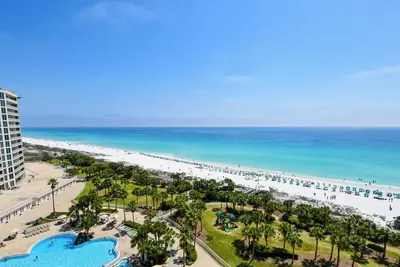 Image de Updated Beachfront Condo w/ Stunning Views & Free Beach Service in Destin! ☀🐚🌴