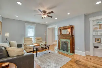 Image de Unwind in the recently remodeled cute little house at the iconic State Street.