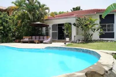 3bd villa with private pool, cable Tv/Wi-Fi/Ac/parking, near sandy beach