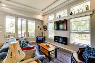 Image de Ocean Shores Retreat w/ Porch & Canal Views!